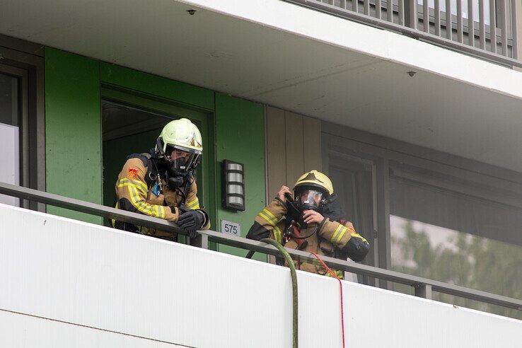 Flinke rookwolken bij brand op balkon van flatwoning in Holtenbroek - Foto: Ruben Meinten