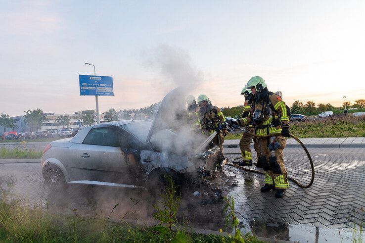 Auto vliegt in brand op Russenweg - Foto: Peter Denekamp