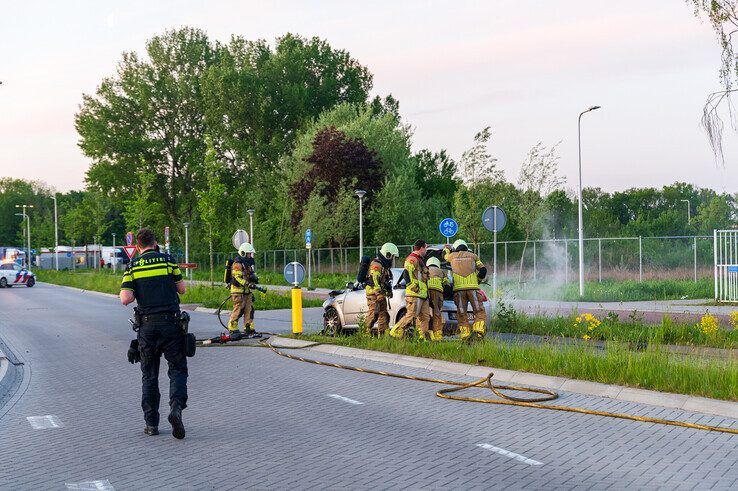 Auto vliegt in brand op Russenweg - Foto: Peter Denekamp