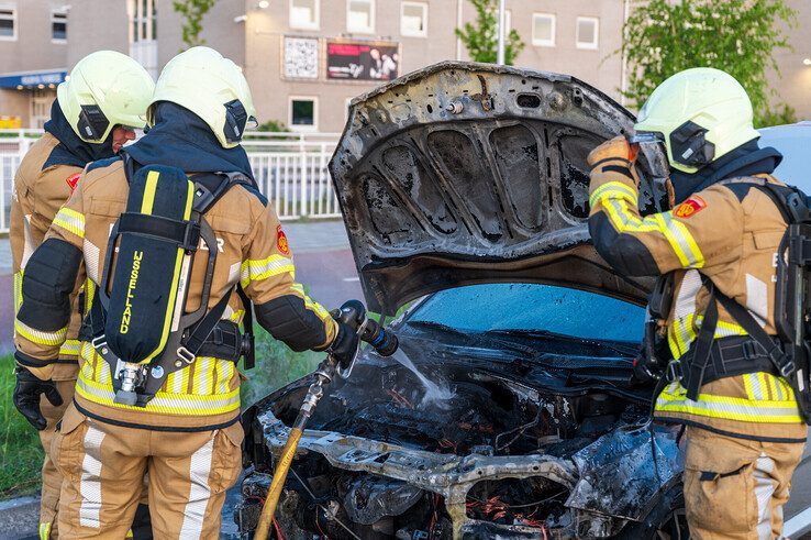 Auto vliegt in brand op Russenweg - Foto: Peter Denekamp