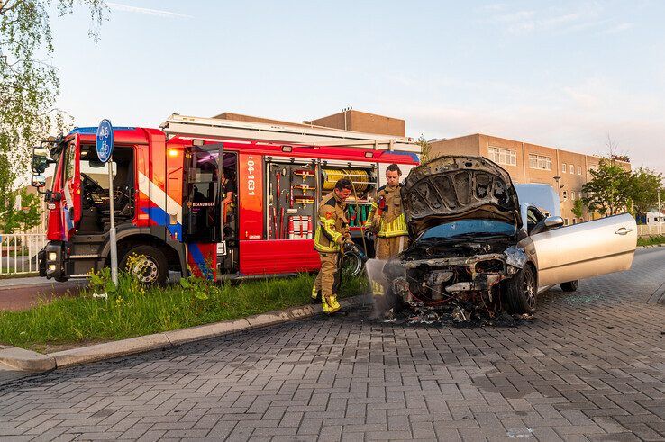 Auto vliegt in brand op Russenweg - Foto: Peter Denekamp