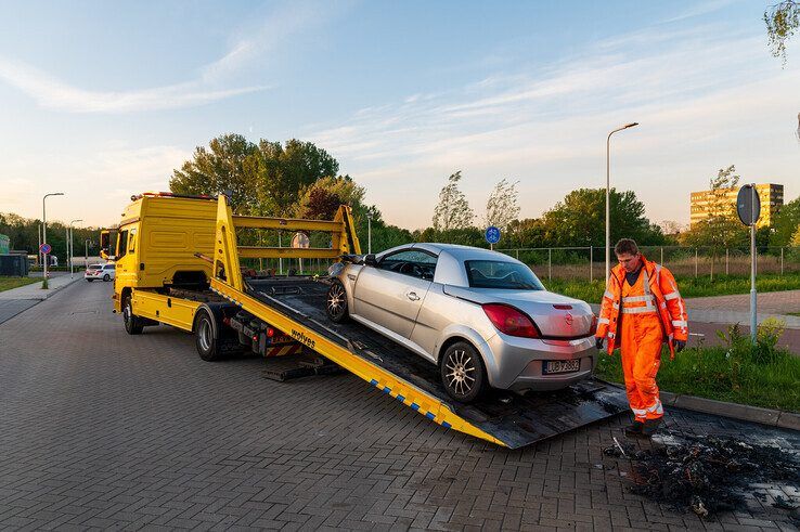 Auto vliegt in brand op Russenweg - Foto: Peter Denekamp