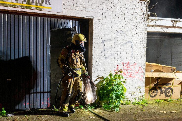 Brand onder afdak van oude banketbakkerij in Dieze, politie sluit brandstichting niet uit - Foto: Peter Denekamp