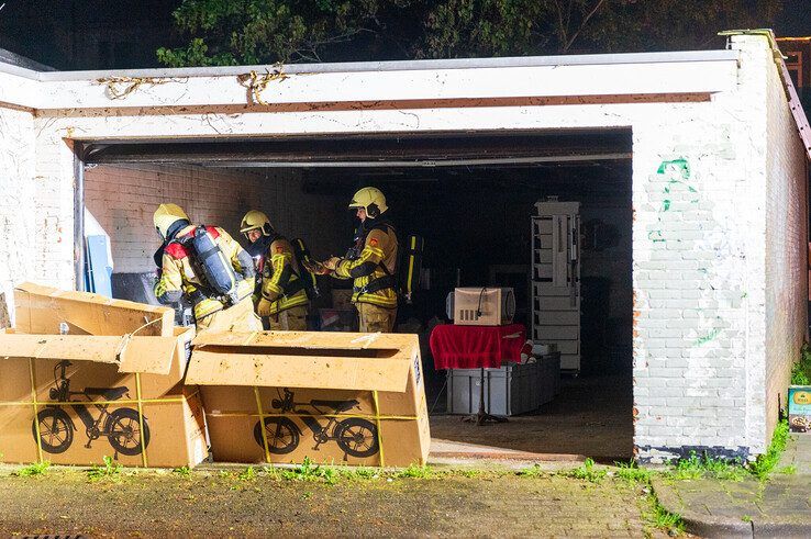 Brand onder afdak van oude banketbakkerij in Dieze, politie sluit brandstichting niet uit - Foto: Peter Denekamp