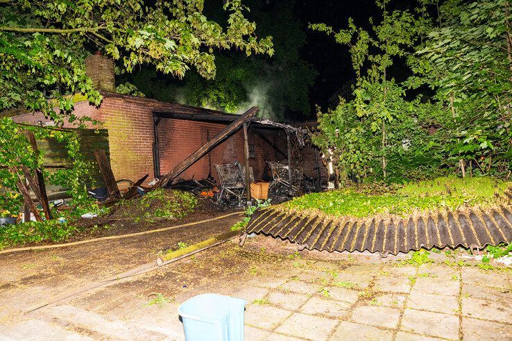 Brand onder afdak van oude banketbakkerij in Dieze, politie sluit brandstichting niet uit - Foto: Peter Denekamp