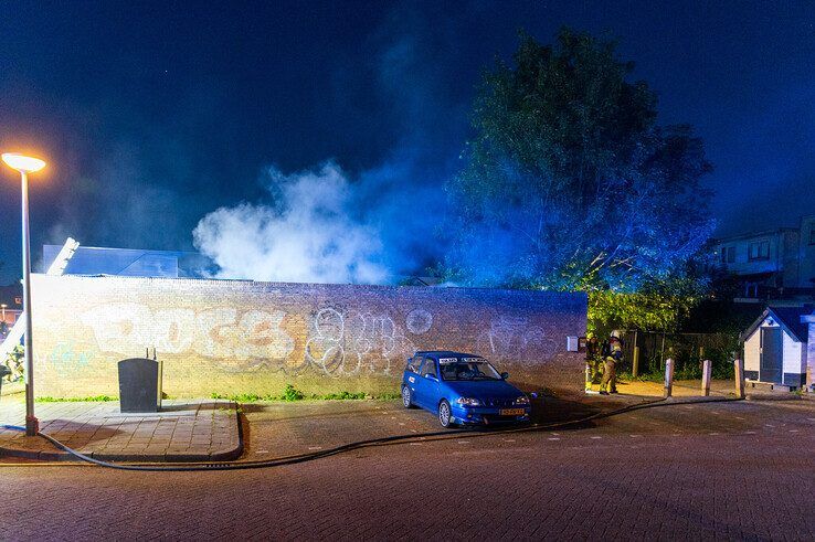 Brand onder afdak van oude banketbakkerij in Dieze, politie sluit brandstichting niet uit - Foto: Peter Denekamp