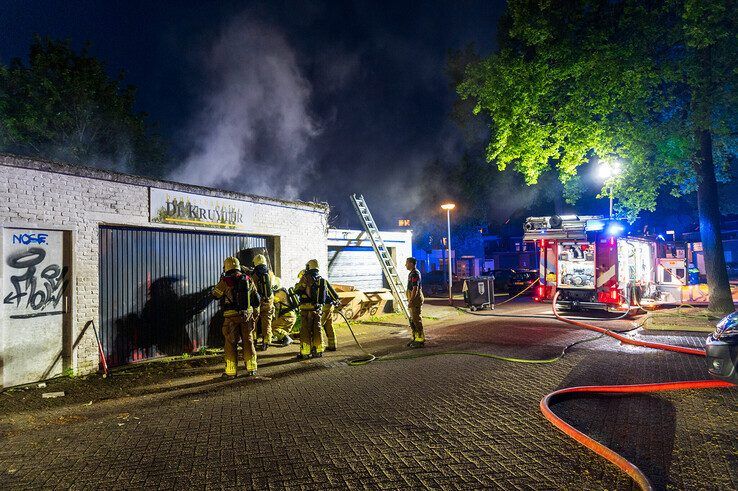 Brand onder afdak van oude banketbakkerij in Dieze, politie sluit brandstichting niet uit - Foto: Peter Denekamp