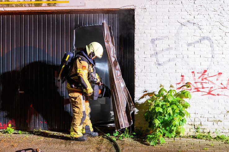 Brand onder afdak van oude banketbakkerij in Dieze, politie sluit brandstichting niet uit - Foto: Peter Denekamp