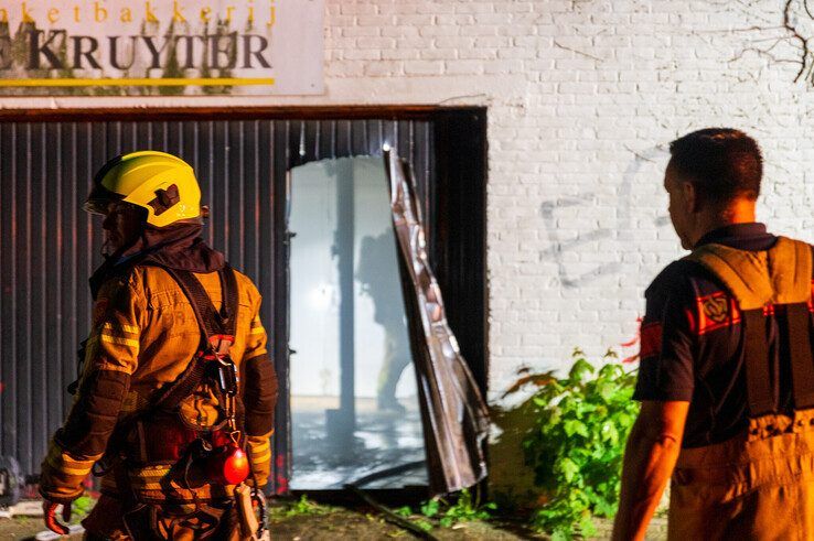 Brand onder afdak van oude banketbakkerij in Dieze, politie sluit brandstichting niet uit - Foto: Peter Denekamp