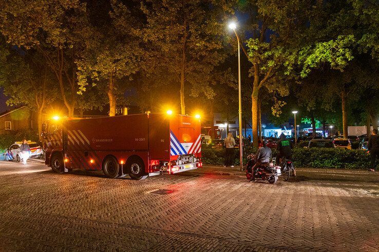 Brand onder afdak van oude banketbakkerij in Dieze, politie sluit brandstichting niet uit - Foto: Peter Denekamp