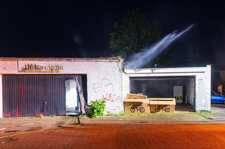 Brand onder afdak van oude banketbakkerij in Dieze, politie sluit brandstichting niet uit - Foto: Peter Denekamp