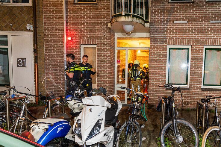 Onrustige nacht in Assendorp: Massale inzet brandweer en lekgestoken autobanden - Foto: Peter Denekamp