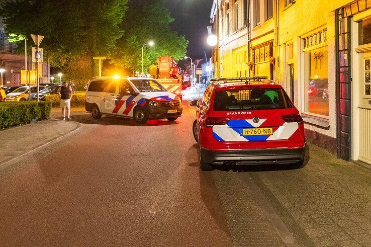 Onrustige nacht in Assendorp: Massale inzet brandweer en lekgestoken autobanden - Foto: Peter Denekamp