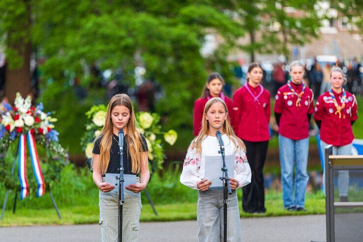 In beeld: Duizenden Zwollenaren herdenken samen in Ter Pelkwijkpark - Foto: Peter Denekamp