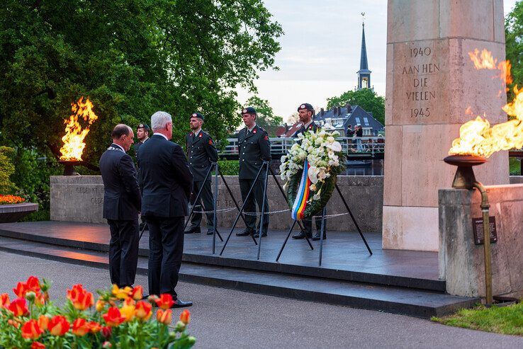 In beeld: Duizenden Zwollenaren herdenken samen in Ter Pelkwijkpark - Foto: Peter Denekamp