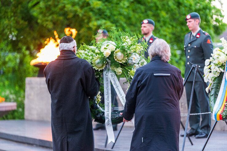 In beeld: Duizenden Zwollenaren herdenken samen in Ter Pelkwijkpark - Foto: Peter Denekamp