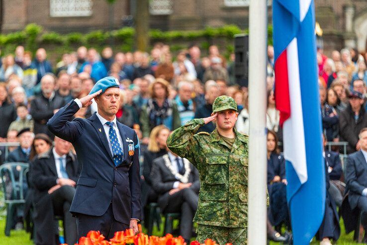 In beeld: Duizenden Zwollenaren herdenken samen in Ter Pelkwijkpark - Foto: Peter Denekamp