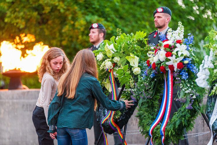 In beeld: Duizenden Zwollenaren herdenken samen in Ter Pelkwijkpark - Foto: Peter Denekamp