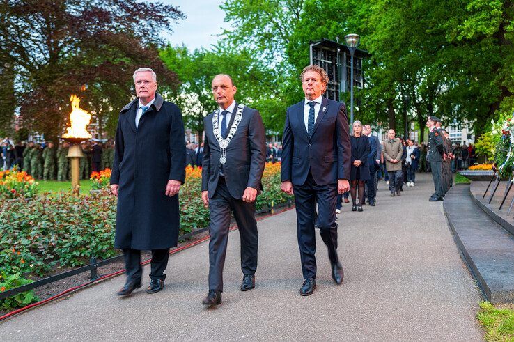 In beeld: Duizenden Zwollenaren herdenken samen in Ter Pelkwijkpark - Foto: Peter Denekamp