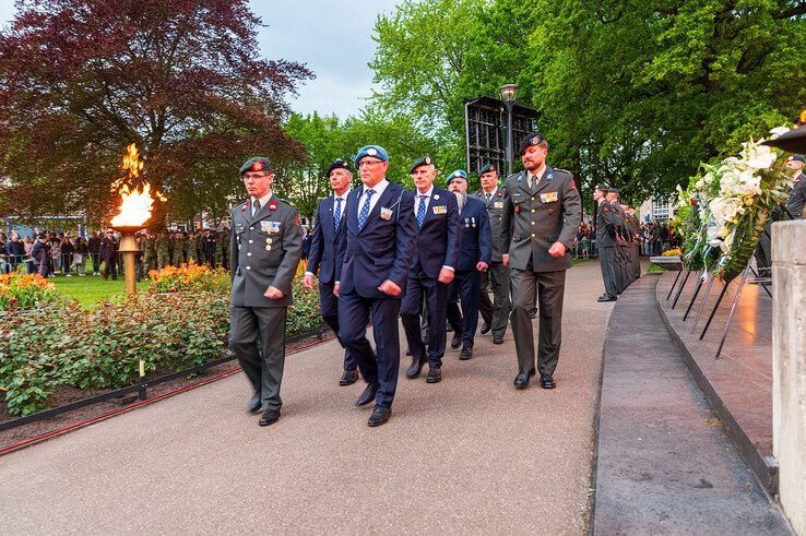 In beeld: Duizenden Zwollenaren herdenken samen in Ter Pelkwijkpark - Foto: Peter Denekamp