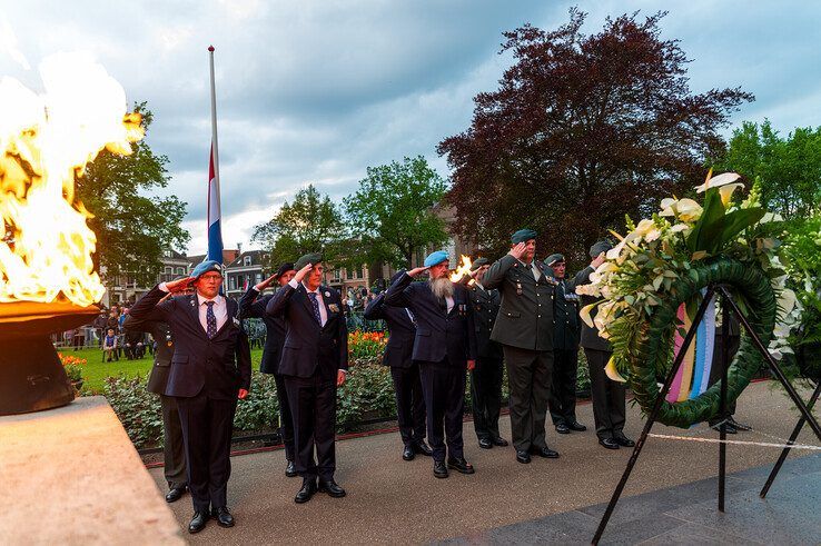 In beeld: Duizenden Zwollenaren herdenken samen in Ter Pelkwijkpark - Foto: Peter Denekamp