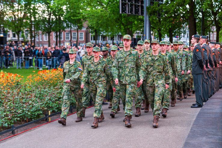 In beeld: Duizenden Zwollenaren herdenken samen in Ter Pelkwijkpark - Foto: Peter Denekamp