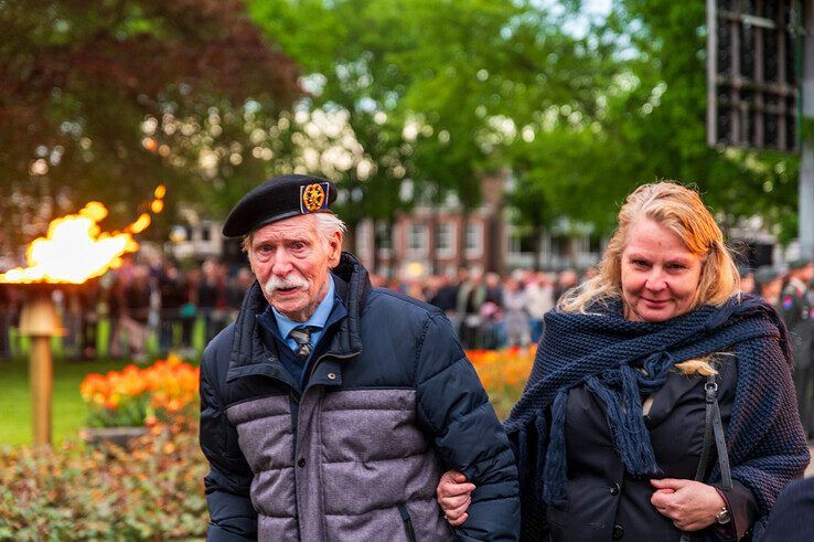 In beeld: Duizenden Zwollenaren herdenken samen in Ter Pelkwijkpark - Foto: Peter Denekamp