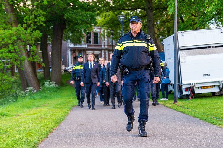 In beeld: Duizenden Zwollenaren herdenken samen in Ter Pelkwijkpark - Foto: Peter Denekamp