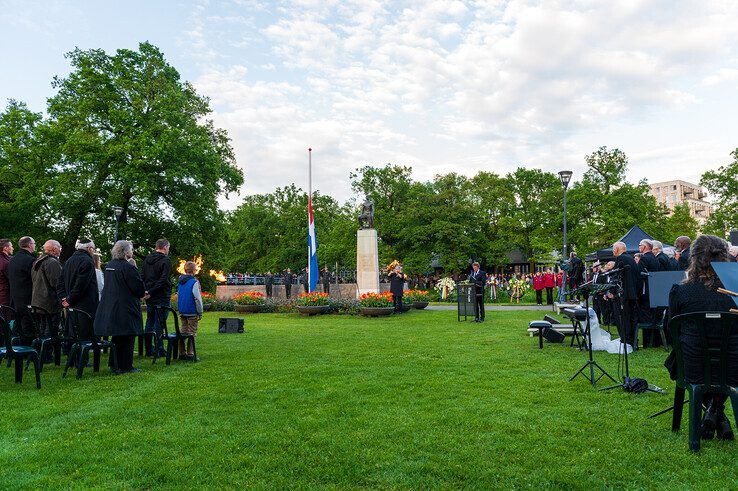 In beeld: Duizenden Zwollenaren herdenken samen in Ter Pelkwijkpark - Foto: Peter Denekamp