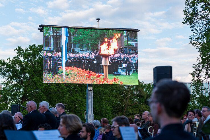 In beeld: Duizenden Zwollenaren herdenken samen in Ter Pelkwijkpark - Foto: Peter Denekamp