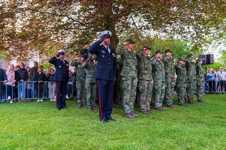 In beeld: Duizenden Zwollenaren herdenken samen in Ter Pelkwijkpark - Foto: Peter Denekamp