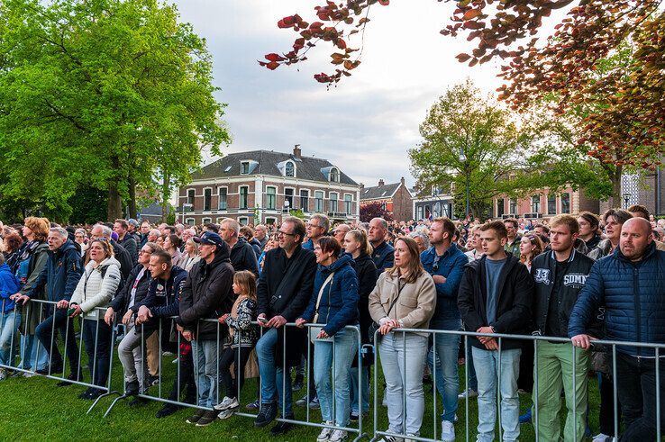 In beeld: Duizenden Zwollenaren herdenken samen in Ter Pelkwijkpark - Foto: Peter Denekamp