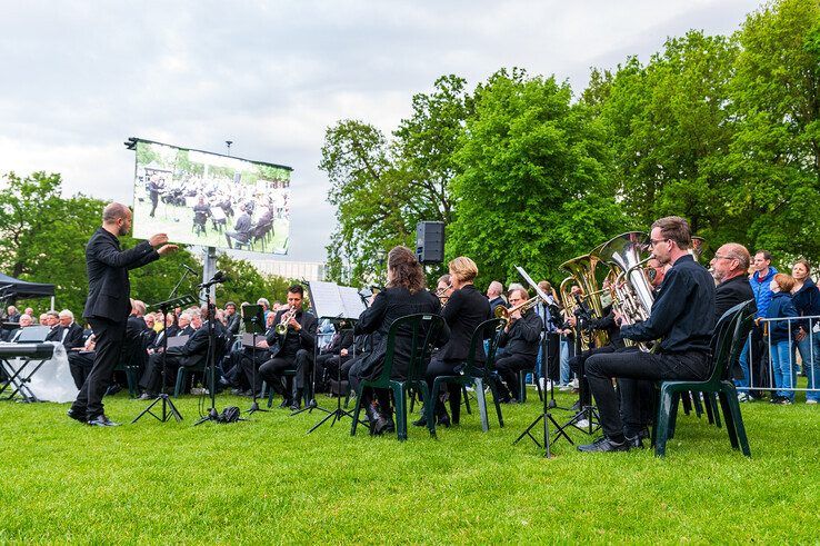 In beeld: Duizenden Zwollenaren herdenken samen in Ter Pelkwijkpark - Foto: Peter Denekamp