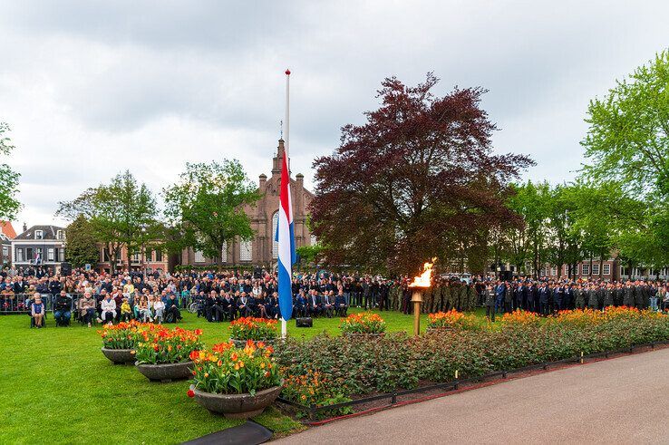 In beeld: Duizenden Zwollenaren herdenken samen in Ter Pelkwijkpark - Foto: Peter Denekamp