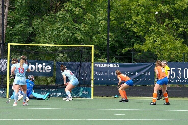 In beeld: Zwolse hockeyvrouwen verliezen nipt van topper - Foto: Bob Koning