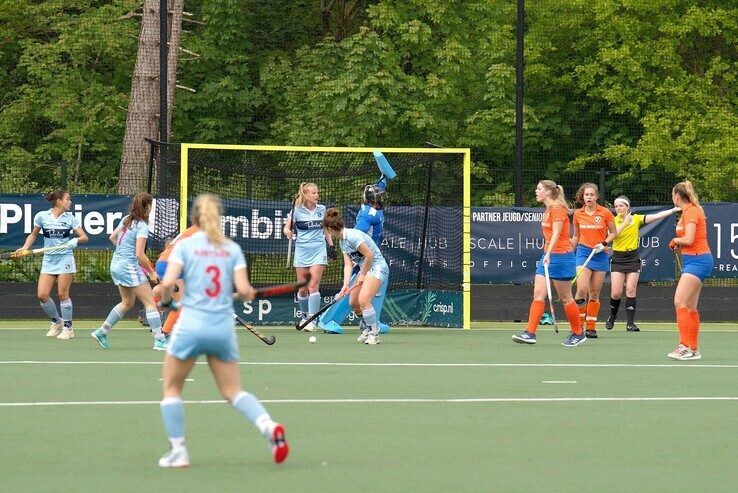 In beeld: Zwolse hockeyvrouwen verliezen nipt van topper - Foto: Bob Koning