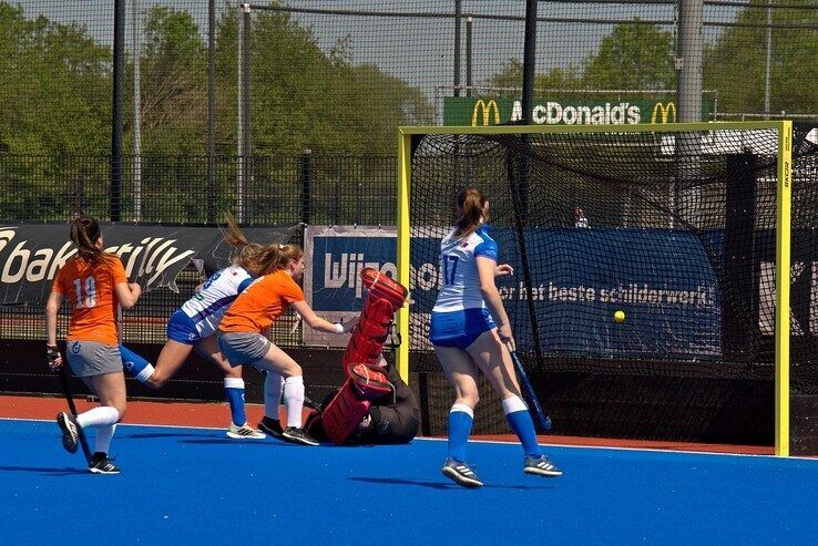 In beeld: Ondanks dikke winst verliezen Zwolse hockeyvrouwen zicht op derde plek - Foto: Bob Koning