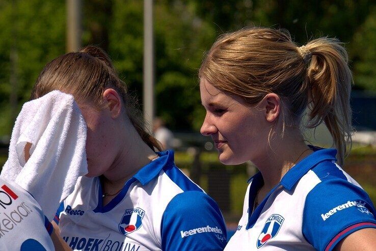 In beeld: Ondanks dikke winst verliezen Zwolse hockeyvrouwen zicht op derde plek - Foto: Bob Koning