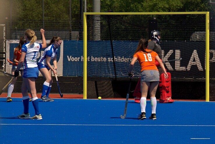 In beeld: Ondanks dikke winst verliezen Zwolse hockeyvrouwen zicht op derde plek - Foto: Bob Koning