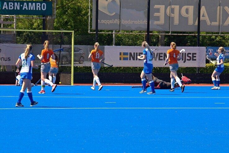 In beeld: Ondanks dikke winst verliezen Zwolse hockeyvrouwen zicht op derde plek - Foto: Bob Koning