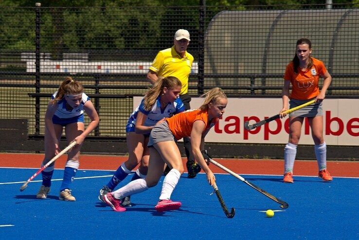 In beeld: Ondanks dikke winst verliezen Zwolse hockeyvrouwen zicht op derde plek - Foto: Bob Koning