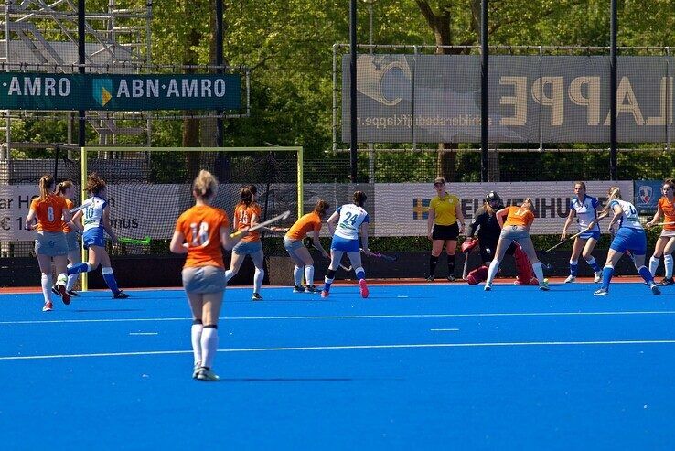 In beeld: Ondanks dikke winst verliezen Zwolse hockeyvrouwen zicht op derde plek - Foto: Bob Koning