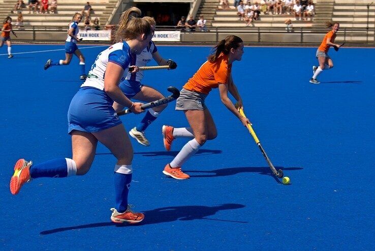 In beeld: Ondanks dikke winst verliezen Zwolse hockeyvrouwen zicht op derde plek - Foto: Bob Koning