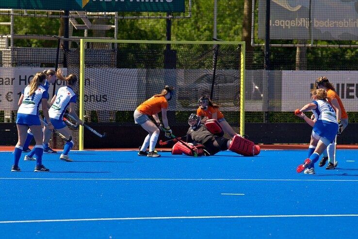 In beeld: Ondanks dikke winst verliezen Zwolse hockeyvrouwen zicht op derde plek - Foto: Bob Koning