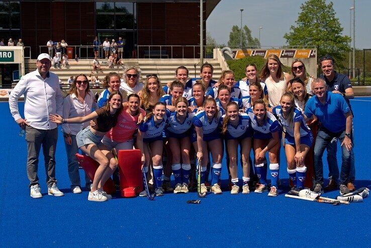 In beeld: Ondanks dikke winst verliezen Zwolse hockeyvrouwen zicht op derde plek - Foto: Bob Koning