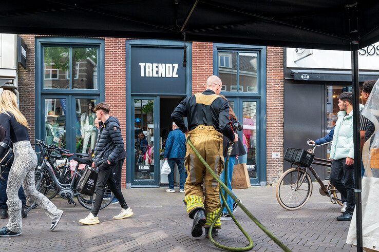 Bij het scheiden van de markt breekt brand uit in modezaak op Melkmarkt - Foto: Peter Denekamp