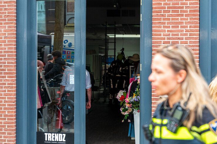 Bij het scheiden van de markt breekt brand uit in modezaak op Melkmarkt - Foto: Peter Denekamp