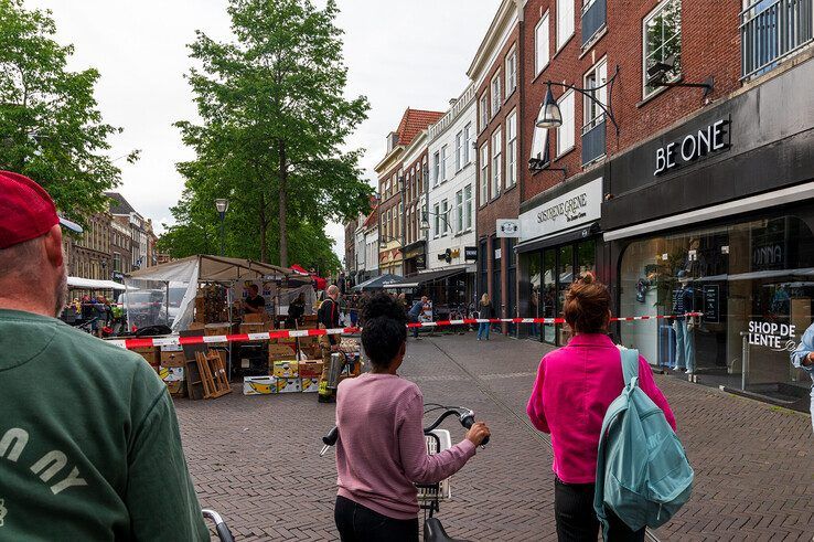 Bij het scheiden van de markt breekt brand uit in modezaak op Melkmarkt - Foto: Peter Denekamp