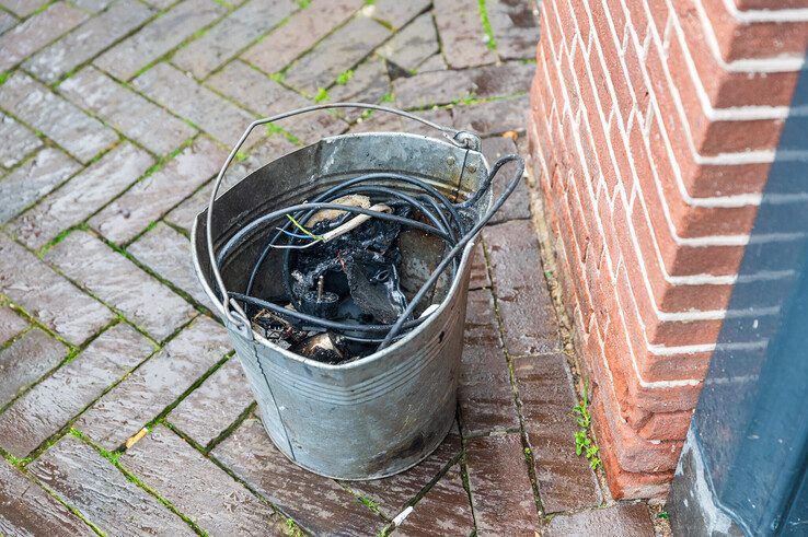 Verbrande resten van de elekrtra boven het systeemplafond. - Foto: Peter Denekamp