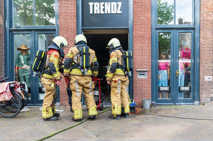 Bij het scheiden van de markt breekt brand uit in modezaak op Melkmarkt - Foto: Peter Denekamp